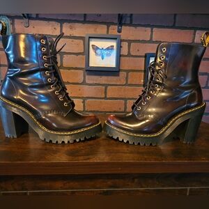 Dr. Martens Kendra boots in color Arcadia size W8